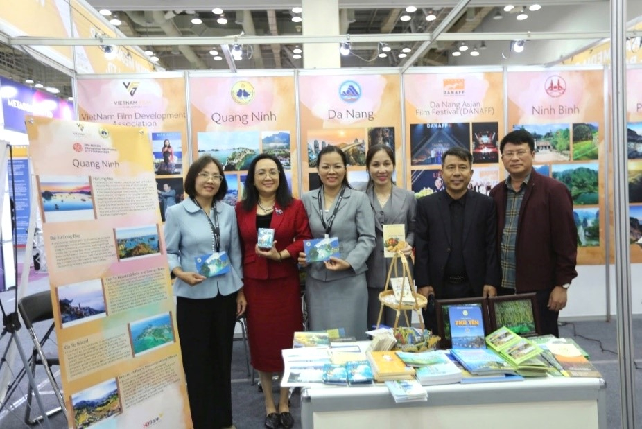 Đoàn Quảng Ninh giới thiệu tại gian hàng.