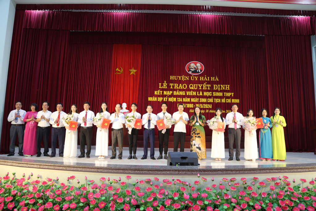 Huyện Hải Hà công bố quyết định kết nạp Đảng cho 