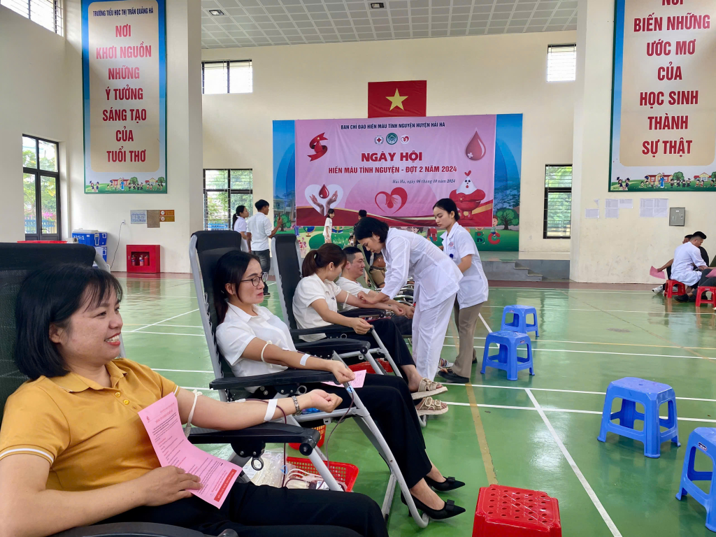 Đông đảo tình nguyện viên là cán bộ, công chức, viên chức, đoàn viên, thanh niên, lực lượng vũ trang, người lao động tham gia hiến máu.