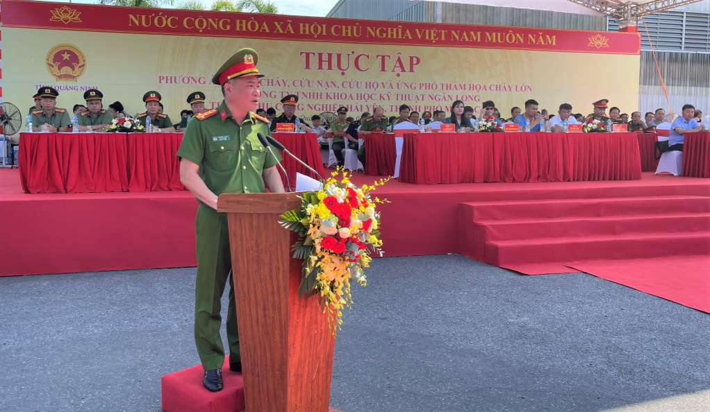 Đại tá Nguyễn Thuận, Phó giám đốc Công an tỉnh, Phó trưởng ban Ban Chỉ đạo PCCC và CNCH tỉnh phát biểu khai mạc buổi thực tập.