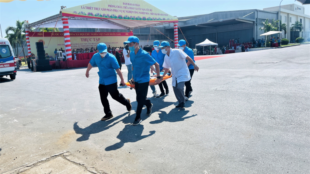 Thực tập cứu và đưa người bị nạn ra khỏi đám cháy.
