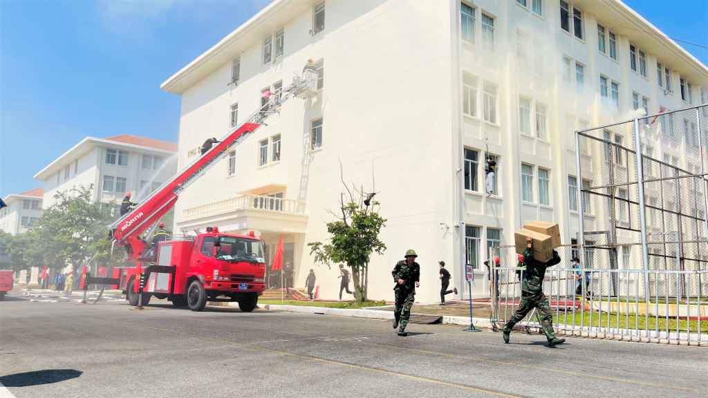 Gần 1.000 người và gần 40 phương tiện của nhiều lực lượng được huy động trong buổi thực tập phương án chữa cháy, CNCH và ứng phó thảm họa cháy lớn.