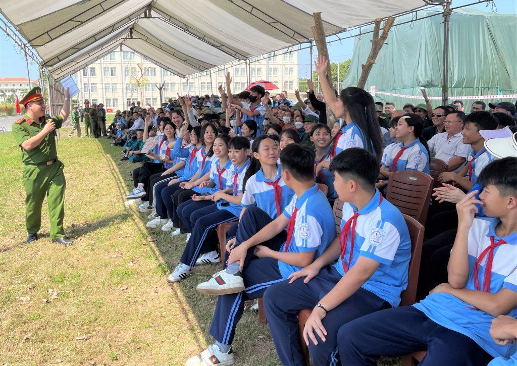 Người dân và đông đảo học sinh tham dự buổi thực tập hứng thú tham gia chương trình “Đố vui tặng bình chữa cháy”.