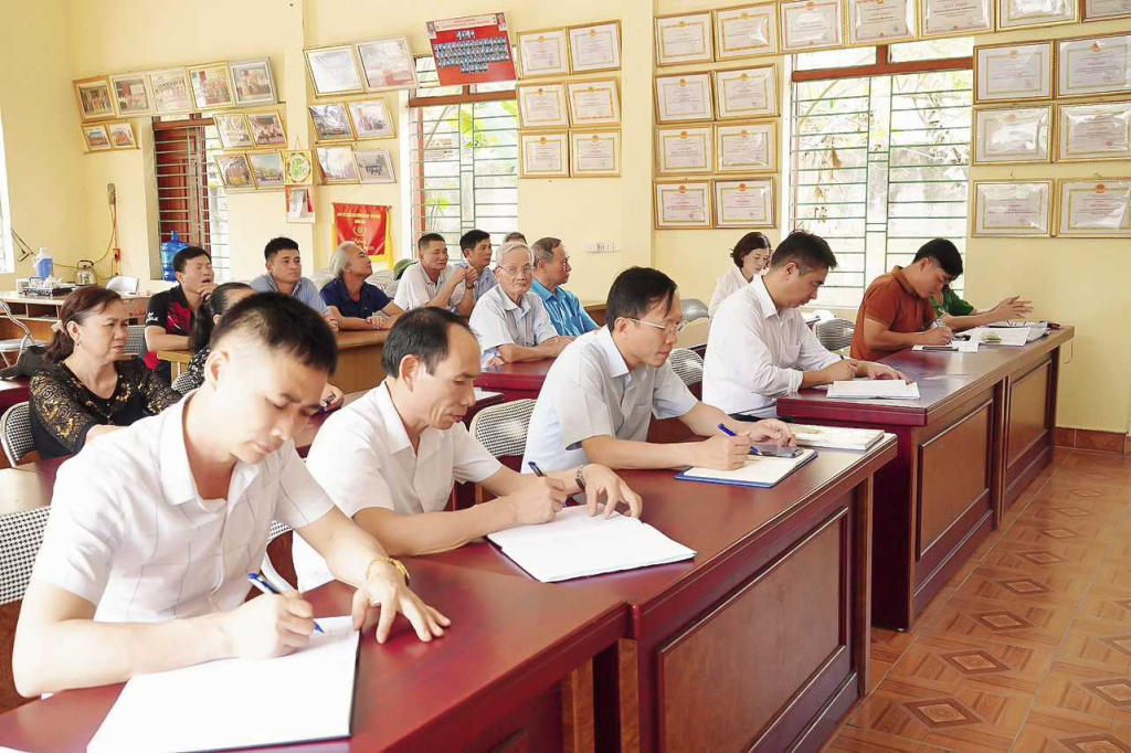 Đồng chí Nguyễn Chiến Thắng, Phó Bí thư Thường trực Thành uỷ Uông Bí (thứ 3, hàng đầu) dự sinh hoạt chi bộ khu Bí Giàng, phường Yên Thanh.