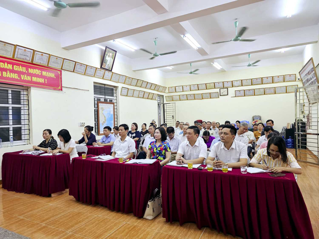 Đồng chí Phạm Tuấn Đạt, Phó Bí thư Thành uỷ, Chủ tịch UBND thành phố Uông Bí (hàng đầu, thứ 3 từ tráng sang phải) đã tham dự buổi sinh hoạt chi bộ thường kỳ tại khu 9, phường Quang Trung.