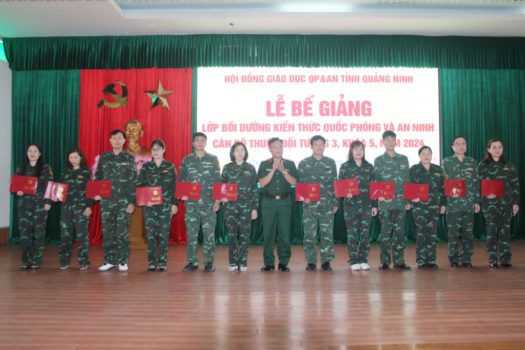 Đại tá Nguyễn Đình Khiêm, Phó Chính ủy Bộ CHQS tỉnh, Ủy viên Hội đồng giáo dục QPAN tỉnh Quảng Ninh trao giấy chứng nhận hoàn thành chương trình bồi dưỡng kiến thức QPAN cho các học viên.