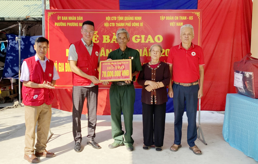 Ông Nguyễn Tuấn Anh, Phó Chủ tịch Hội Chữ thập đỏ tỉnh cùng Hội Chữ thập đỏ TP Uông Bí và chính quyền địa phương bàn giao