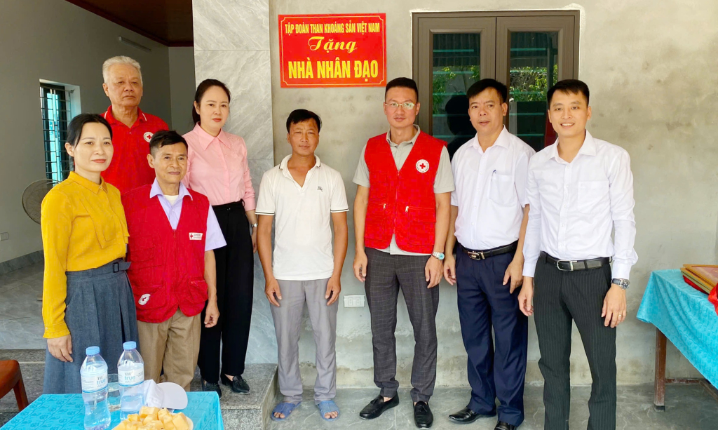 Hội CTĐ tỉnh cùng ngành, đoàn thể TP Uông Bí và chính quyền địa phương bàn giao nhà nhân đạo cho gia đình ông Nguyễn Văn Bình ở khu Phương An (phường Phương Nam, TP Uông Bí).