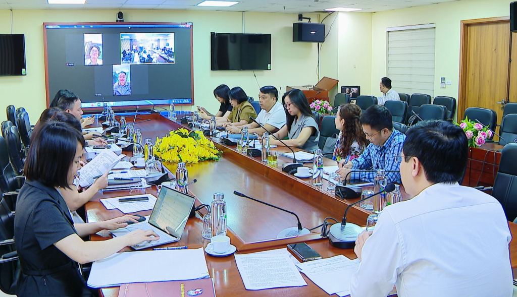 Ban giám khảo họp trực tuyến và trực tiếp về công tác chấm tác phẩm dự thi.