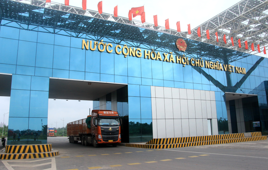 Hoạt động xuất nhập khẩu hàng hóa qua Cầu Bắc Luân II (TP Móng Cái). Ảnh: Mạnh Trường