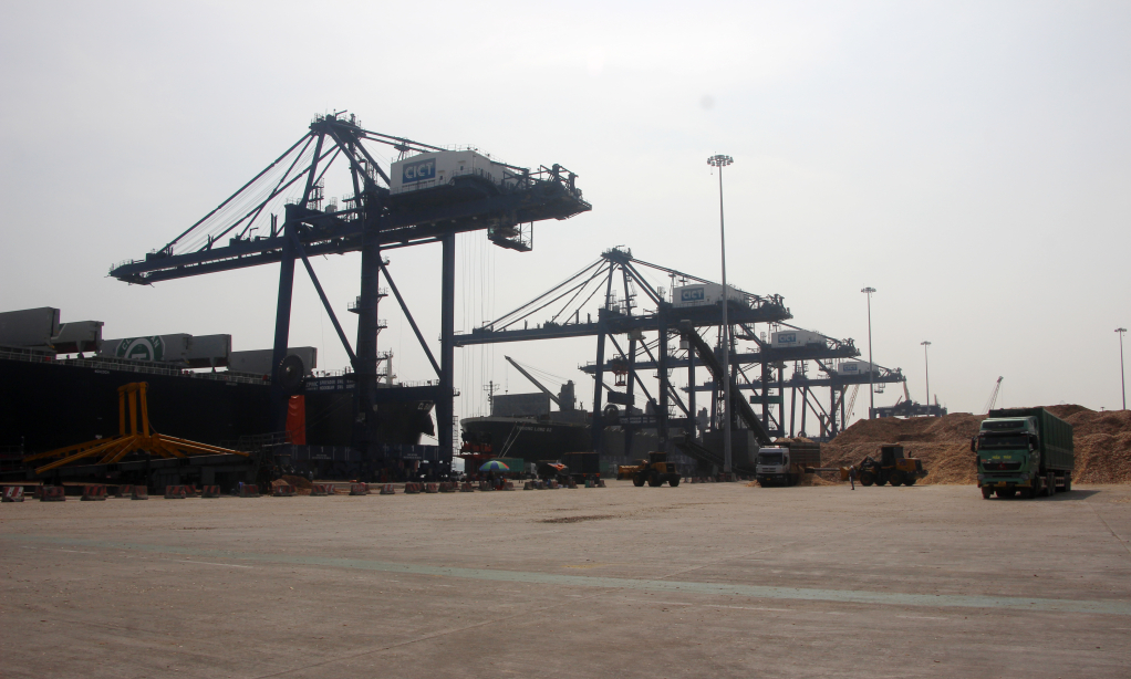 Bốc xếp hàng hóa tại Cảng CICT Cái Lân (TP Hạ Long). Ảnh: Mạnh Trường