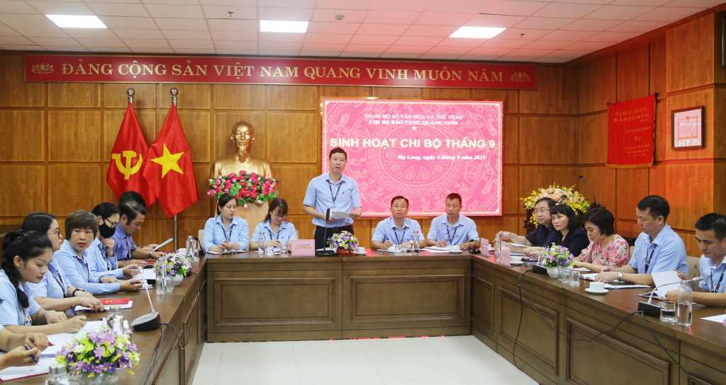 Đồng chí Đặng Xuân Phương, Phó Bí thư Tỉnh uỷ, Trưởng Đoàn ĐBQH tỉnh; đồng chí Nguyễn Thị Vinh, Bí thư Đảng uỷ khối các cơ quan tỉnh dự sinh hoạt chi bộ tại Chi bộ Bảo tàng Quảng Ninh tháng 9/2024.