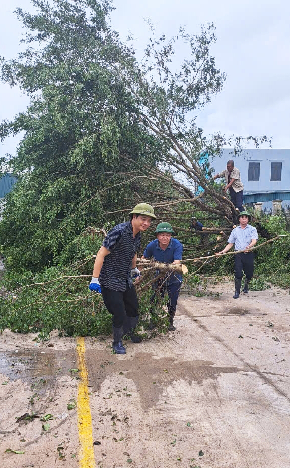 Đảng viên phường Phương Nam, TP Uông Bí giúp nhân dân dọn dẹp sau bão số 3.
