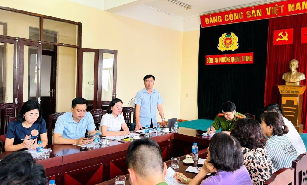 Đồng chí Đào Ngọc Sơn, Uỷ viên BTV, Trưởng Ban dân vận Thành uỷ, Chủ tịch Uỷ ban MTTQ TP Uông Bí dự sinh hoạt chi bộ tại Chi bộ Công an phường Quang Trung, TP Uông Bí.