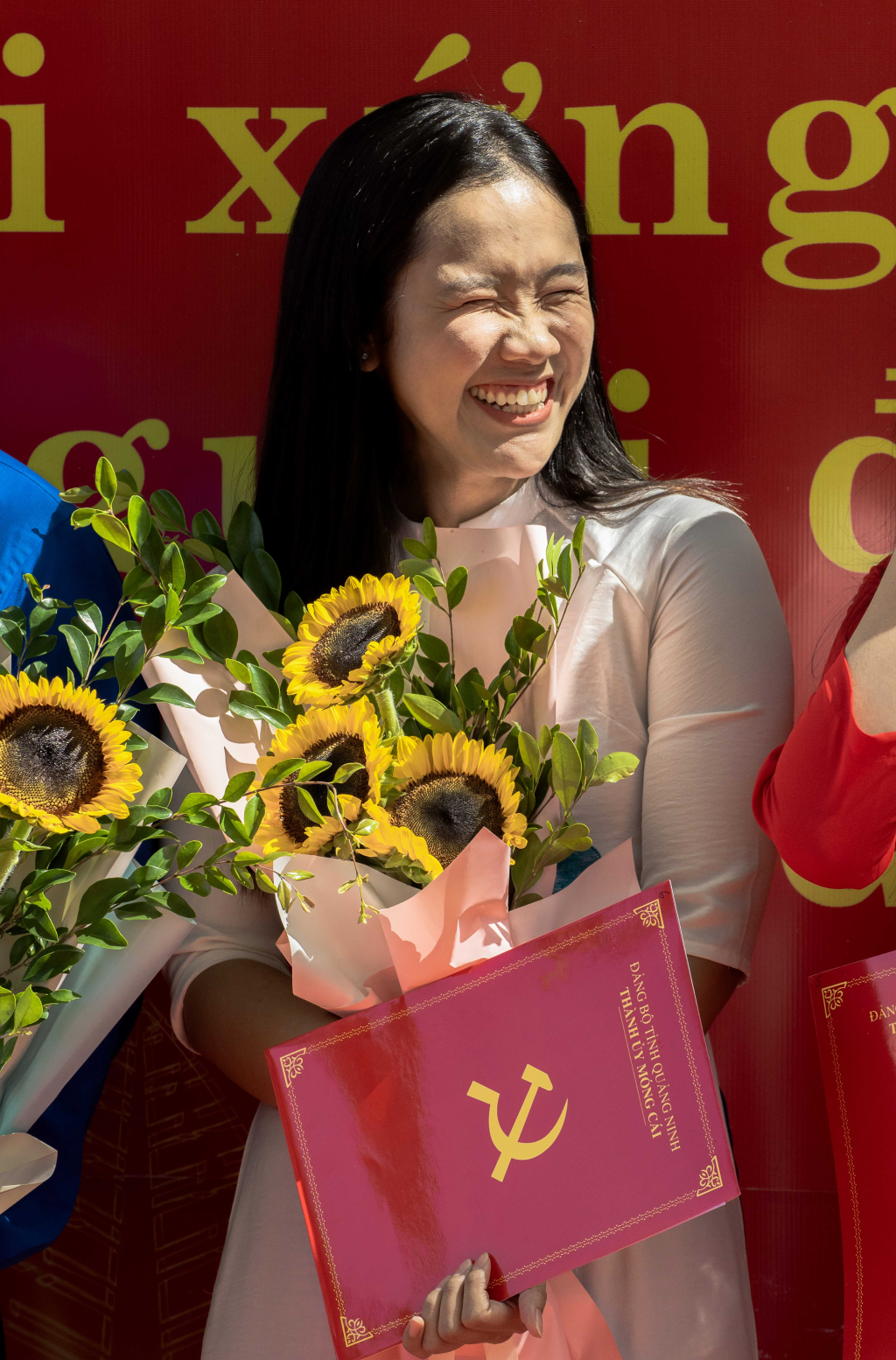 Đảng viên trẻ vui tươi, phấn khởi tràn đầy năng lượng khi nhận quyết định kết nạp Đảng, đánh dấu mốc son đáng nhớ trong cuộc đời.