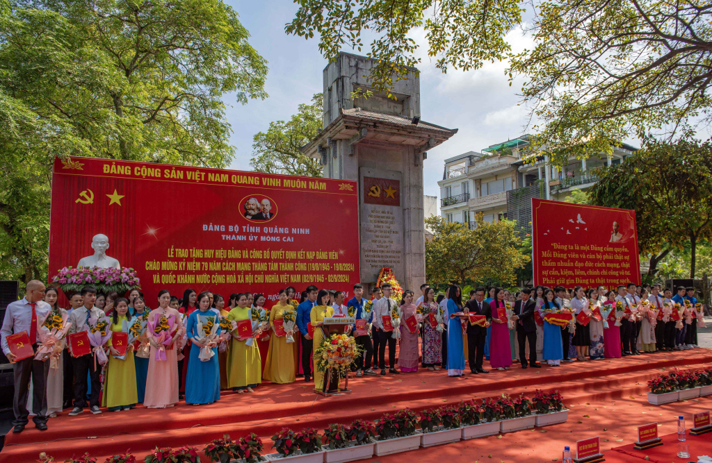 Đồng chí Hoàng Bá Nam, tỉnh ủy viên, Bí thư Thành ủy Móng Cái và Đồng chí Hồ Quang Huy, phó bí thư Thành ủy, Chủ tịch HDND trao quyết định kết nạp Đảng viên cho các đồng chí Đảng viên mới.  