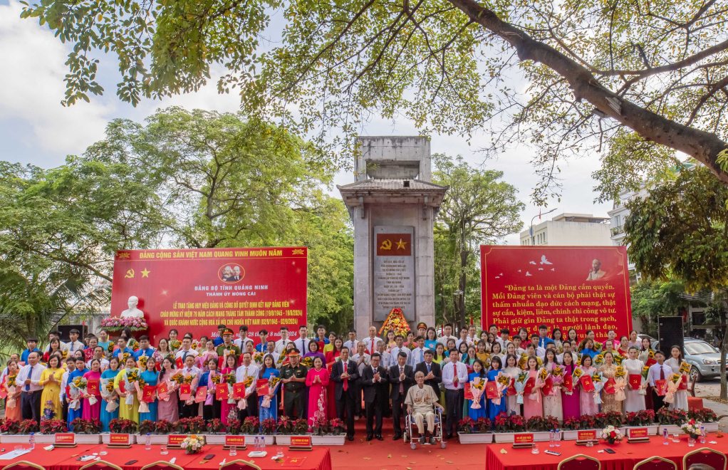 100 đảng viên mới được kết nạp tại buổi lễ đầy trang trọng này. Kế thừa và phát huy truyền thống, 79 năm qua, lớp lớp Đảng viên TP Móng Cái giữ vững lòng son sắt, kiên trung vì lý tưởng của Đảng, đưa Đảng bộ TP Móng Cái ngày càng phát triển, vững mạnh.