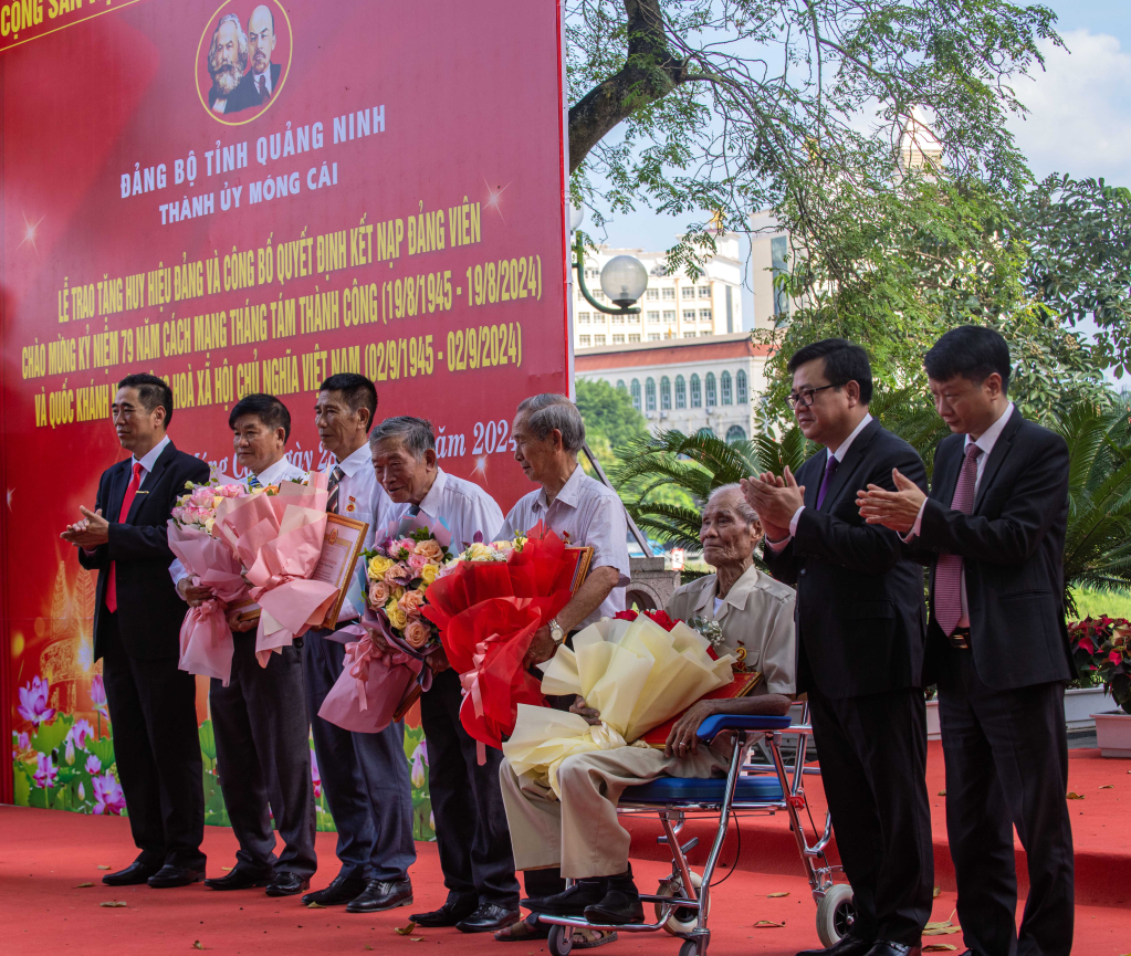 Các đồng chí lãnh đạo thành phố trao huy hiệu Đảng cho các Đảng viên lão thành.
