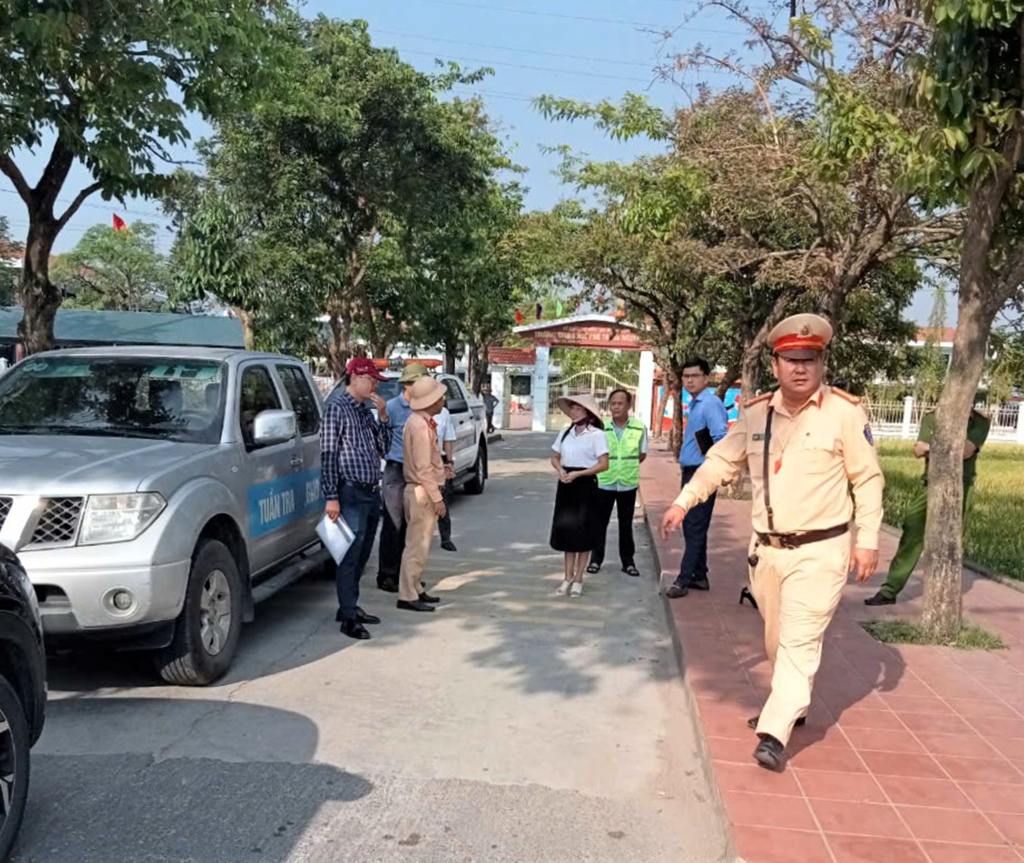 Đoàn công tác Ban ATGT tỉnh, Phòng CSGT và các ngành, đơn vị liên quan kiểm tra tình hình TTATGT khu vực cổng trường THPT Nguyễn Bình, Tx Đông Triều ngày 8/10/2024.