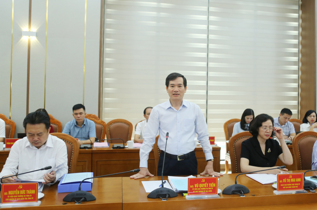 Đồng chí Vũ Quyết Tiến, Ủy viên Ban Thường vụ Tỉnh ủy, Bí thư Thành ủy Hạ Long, báo cáo tại cuộc kiểm tra.