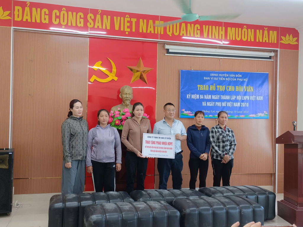 Công ty TNHH Thương mại xuất nhập khẩu Vĩ Tuyến trao tặng 76 quả phao nhựa HĐPE cho hội viên phụ nữ xã Thắng Lợi.