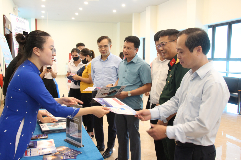 Các đại biểu tham gia hội nghị cũng đã tham quan, trải nghiệm sản phẩm, dịch vụ, nền tảng số của các đơn vị, doanh nghiệp số.
