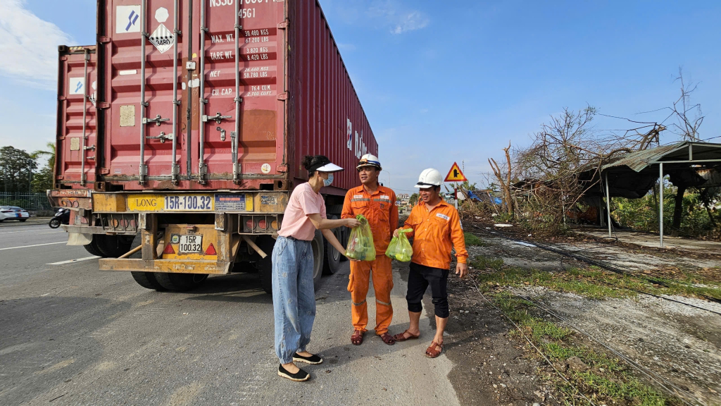 Nhóm của chị Đinh Thị Hoài Thanh mang nước uống tặng lực lượng thợ điện đang khắc phục sự cố do bão tại khu vực trung tâm  TP Uông Bí..