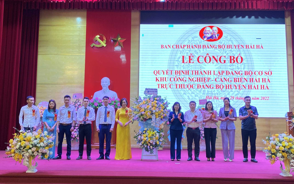 Đồng chí Trinh Thị Minh Thanh, Phó Bí thư Thường trực Tỉnh ủy tặng hoa chúc mừng Ban Chấp hành Đảng bộ cơ sở KCN - Cảng biển Hải Hà
