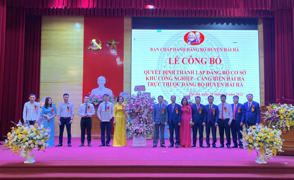 Lãnh đạo huyện Hải Hà tặng hoa chúc mừng Đảng bộ KCN-Cảng biển Hải Hà ngày thành lập