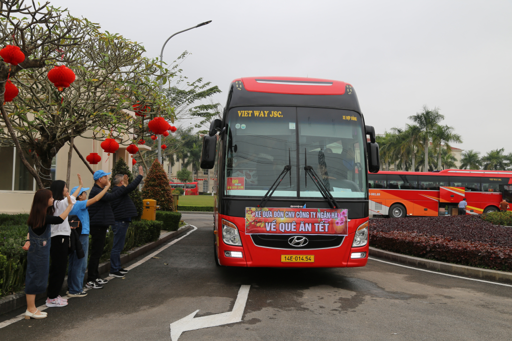 Xe đưa đón công nhân trong KCN-Cảng biển Hải Hà về quê ăn Tết chiều ngày 3/2/2024