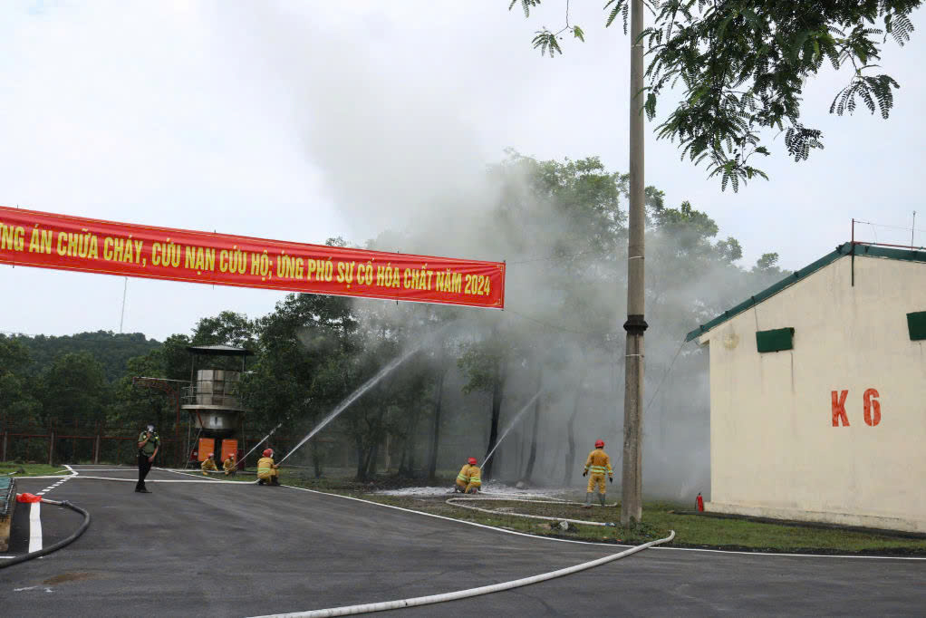Hằng năm, Công ty Công nghiệp Hóa chất mỏ Quảng Ninh thường xuyên tổ chức huấn luyện PCCC cho công nhân lao động.