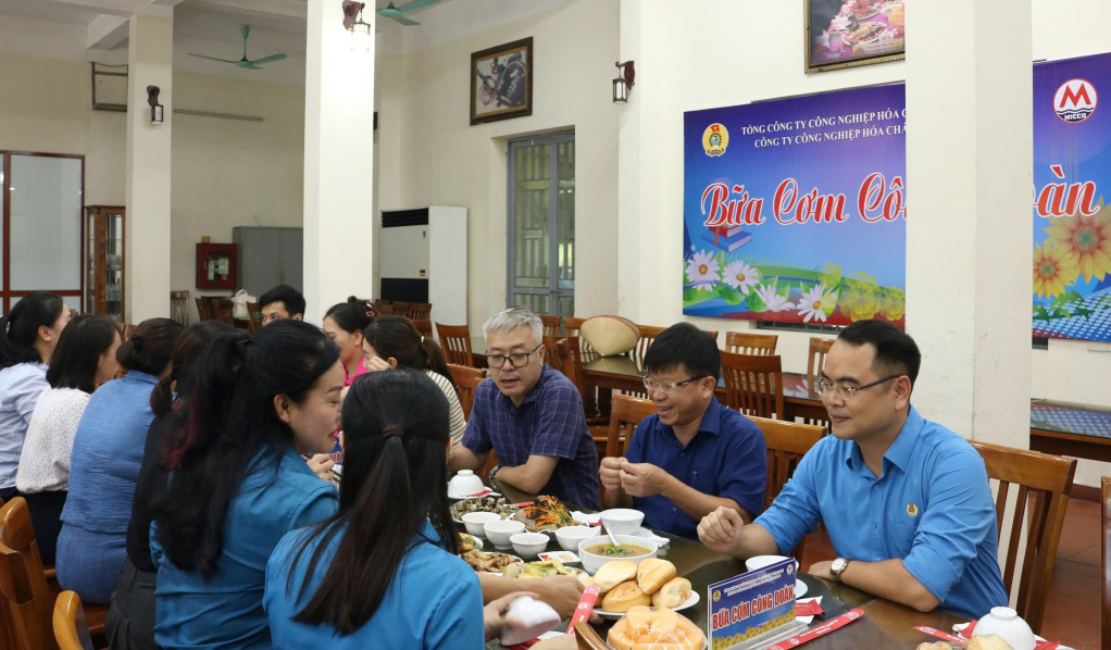 Công ty Công nghiệp Hóa chất mỏ Quảng Ninh tổ chức bữa cơm công đoàn.