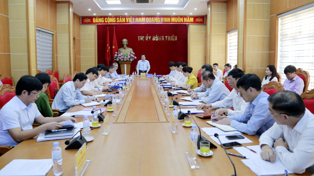 Quang cảnh buổi làm việc của Đoàn kiếm tra của Bộ Chính trị với BTV Thị uỷ Đông Triều.
