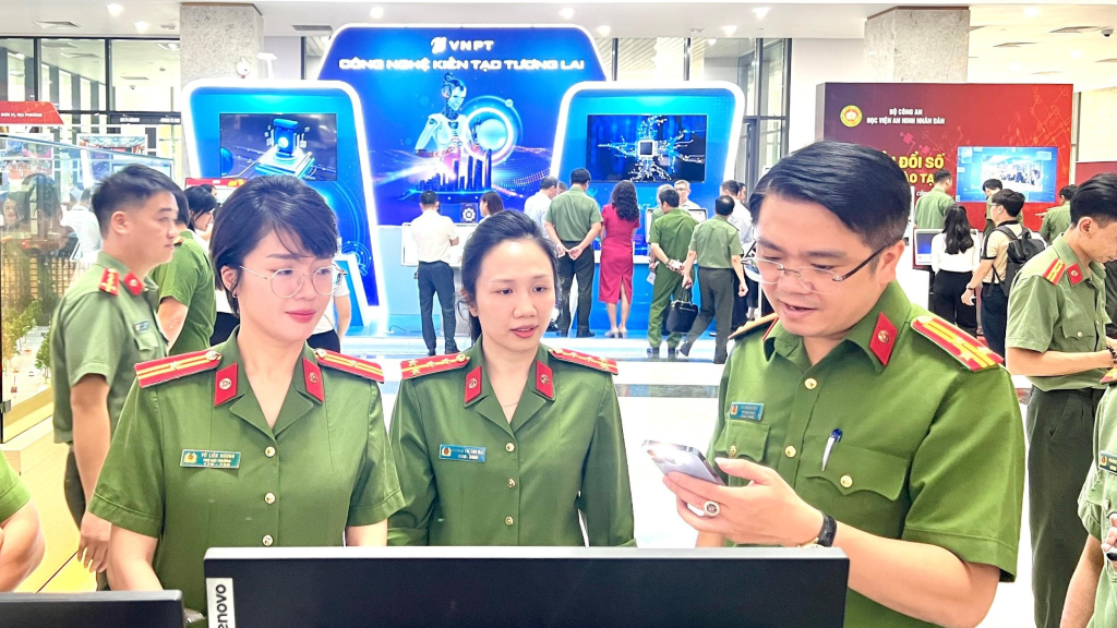 Giải pháp trợ lý ảo của Công an tỉnh Quảng Ninh nhận được nhiều sự quan tâm từ đại biểu và khách tham quan tại gian hàng trưng bày của Hội nghị Chuyển đổi số.