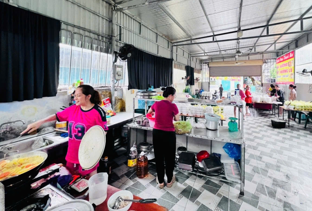 Chị em khu 4 phường Bắc Sơn, TP Uông Bí chung tay nấu các suất ăn cho người dân bị ngập lụt trong bão số 3 Yagi.