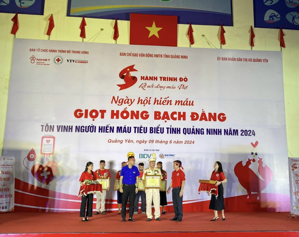 Đại úy Vũ Đình Dương được Ban Chỉ đạo vận động hiến máu tình nguyện tỉnh tôn vinh “Người hiến máu tiêu biểu năm 2024” và được UBND tỉnh tặng bằng khen.