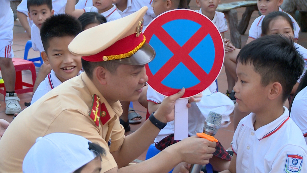 Đại úy Vũ Đình Dương tuyên truyền các quy định về ATGT cho học sinh Trường Tiểu học Lý Tự Trọng (Móng Cái) 