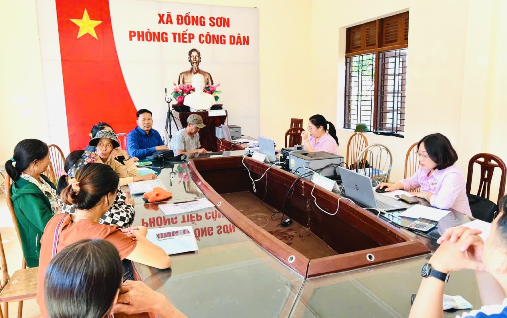 Tổ giao dịch lưu động Ngân hàng CSXH tỉnh hỗ trợ người dân xã Đồng Sơn (TP Hạ Long) vay vốn phát triển sản xuất sau bão.