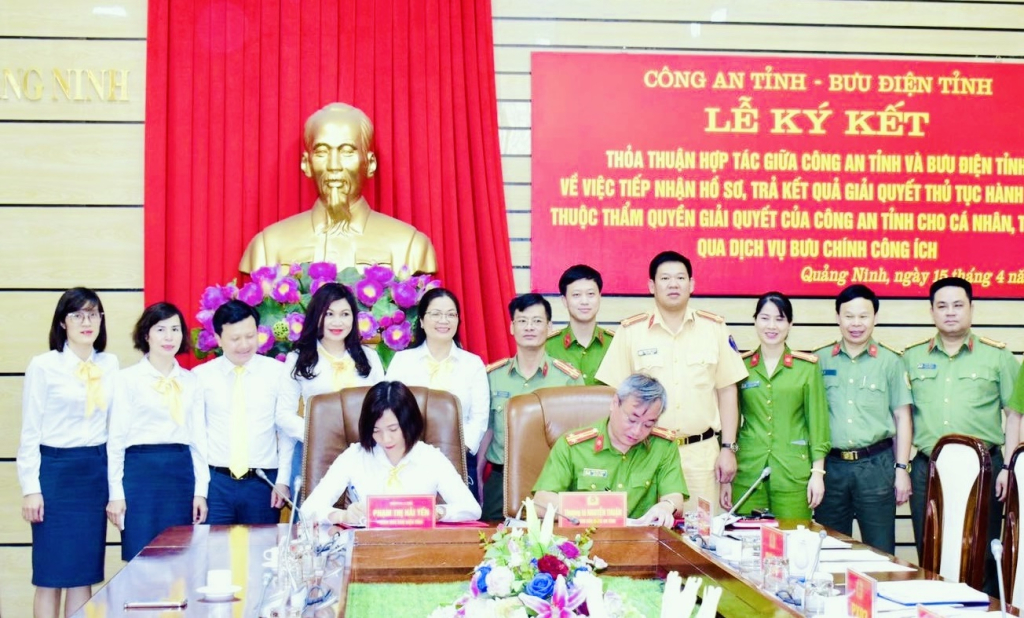 Bưu điện tỉnh và Công an tỉnh ký kết thỏa thuận hợp tác về việc tiếp nhận hồ sơ, trả kết quả giải quyết TTHC thuộc thẩm quyền của Công an tỉnh cho cá nhân, tổ chức qua dịch vụ bưu chính công ích. (Ảnh Bưu điện tỉnh cung cấp)