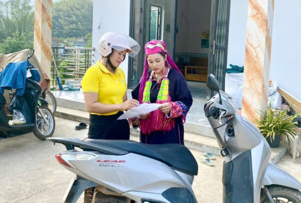 Bưu tá Hà Thị Trang (Bưu điện huyện Ba Chẽ) chuyển phát căn cước cho chị Đặng Thị Liên (xã Nam Sơn, huyện Ba Chẽ).