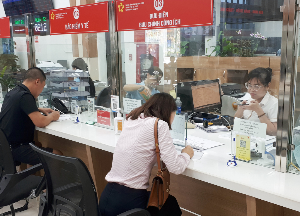 Người dân làm thủ tục đăng ký nhận kết quả thông qua dịch vụ bưu chính công ích tại Trung tâm Hành chính công TP Hạ Long. 