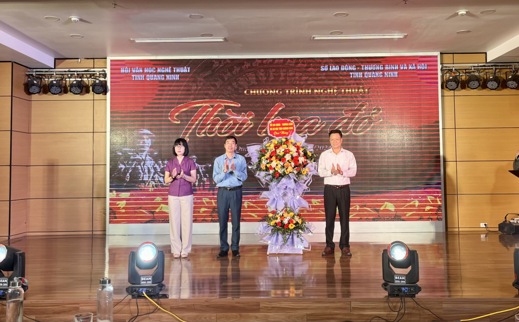 Lãnh đạo Sở Lao động, Thương binh và Xã hội tặng hoa chúc mừng chương trình.