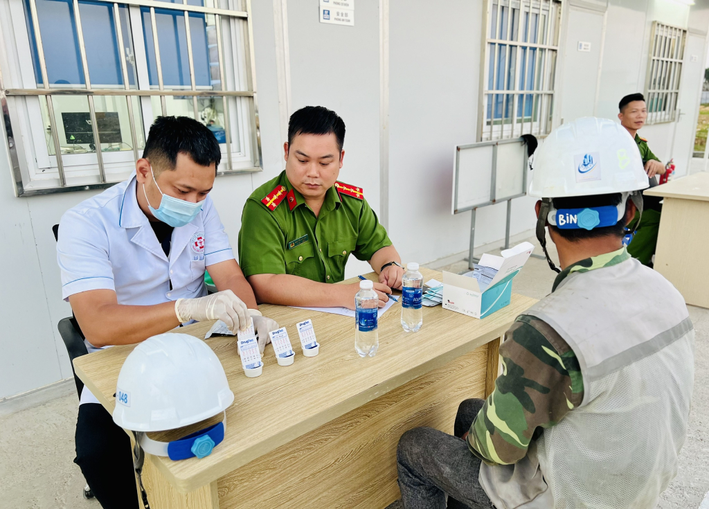 Công an huyện Hải Hà tổ chức xét nghiệm chất ma túy trong cơ thể đối với công nhân làm việc tại KCN Texhong Hải Hà.