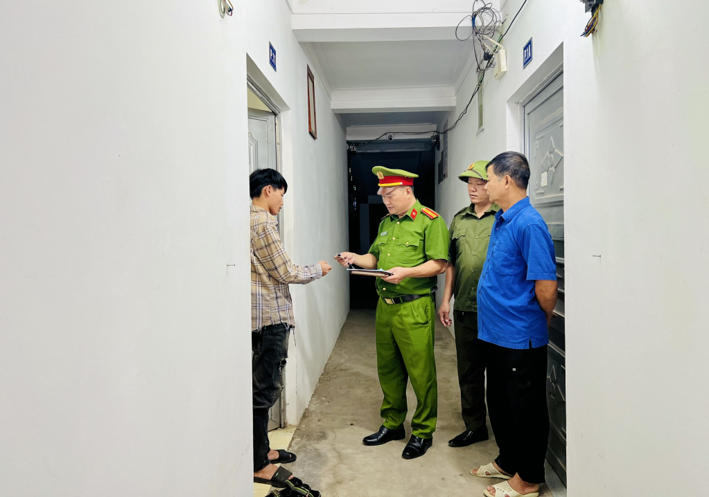Công an xã Quảng Phong (huyện Hải Hà) kiểm tra lưu trú tại nhà trọ trên địa bàn.