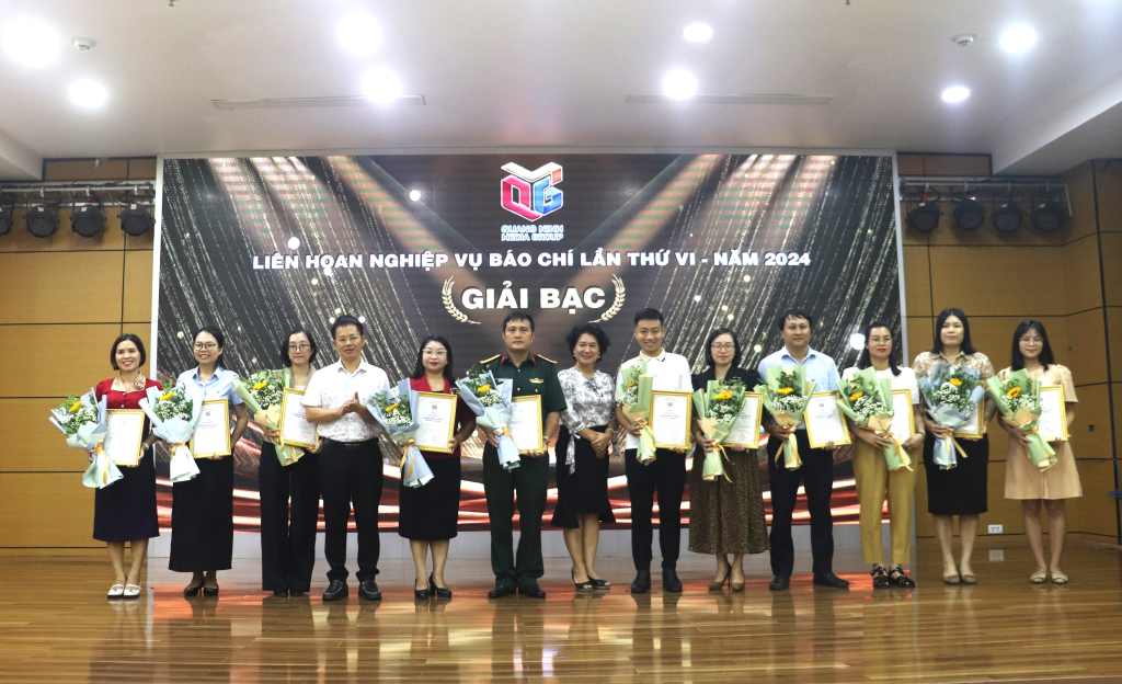 Ban Tổ chức trao giải Bạc cho các tác giả, nhóm tác giả tham gia Liên hoan.