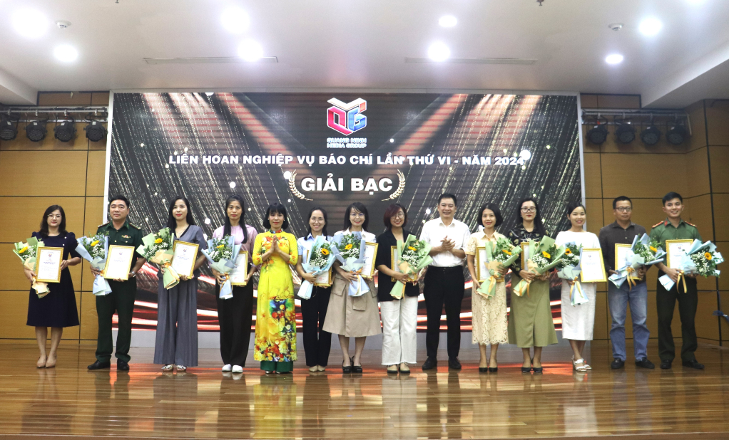 Ban Tổ chức trao giải Bạc cho các tác giả, nhóm tác giả tham gia Liên hoan.