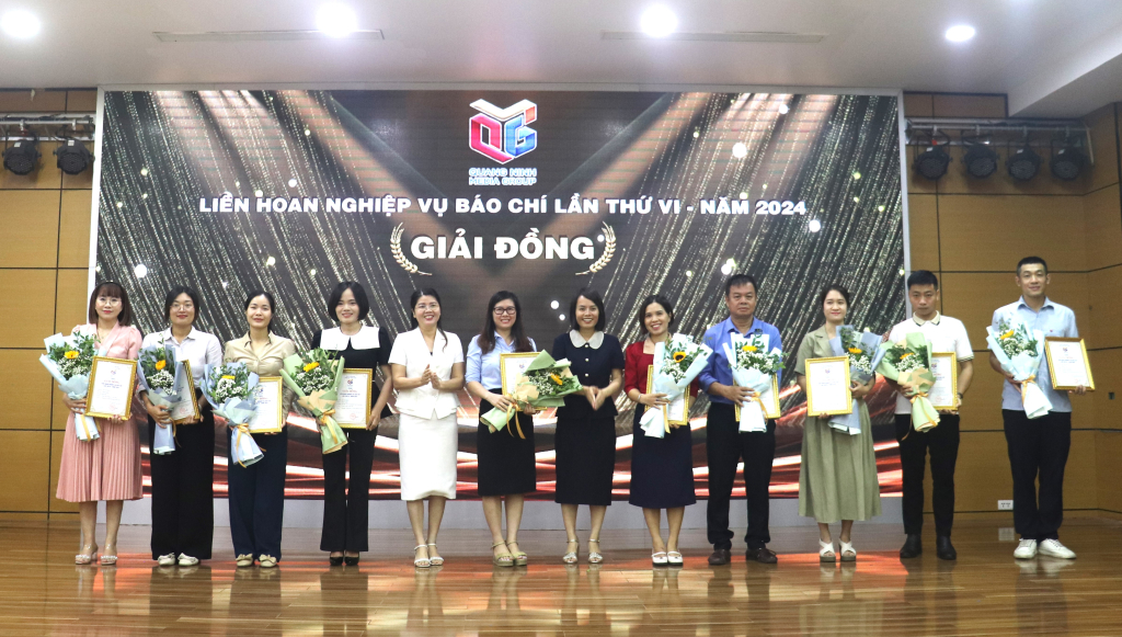 Ban Tổ chức trao giải Đồng cho các tác giả, nhóm tác giả tham gia Liên hoan.