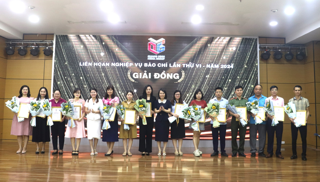 Ban Tổ chức trao giải Đồng cho các tác giả, nhóm tác giả tham gia Liên hoan.