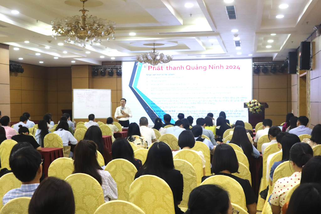 Tiến sĩ Đồng Mạnh Hùng, Trưởng Ban Thư ký biên tập, Đài tiếng nói Việt Nam trao đổi kinh nghiệm làm báo với đội ngũ phóng viên Quảng Ninh. 