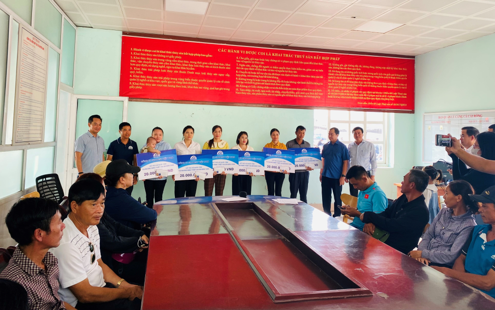 Trao tặng 6 suất quà của Tập đoàn Grobest Việt Nam cho 6 ngư dân của huyện Tiên Yên và TP Cẩm Phả.